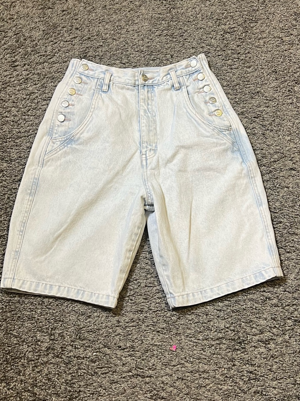 Vintage NUOVO High Waisted Denim Shorts Size 11 Light Wash Women’s